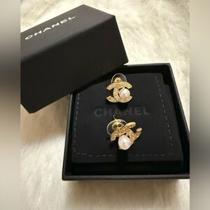 Elegant Style Pearl Fashion Jewelry Earrings in Gold-tone